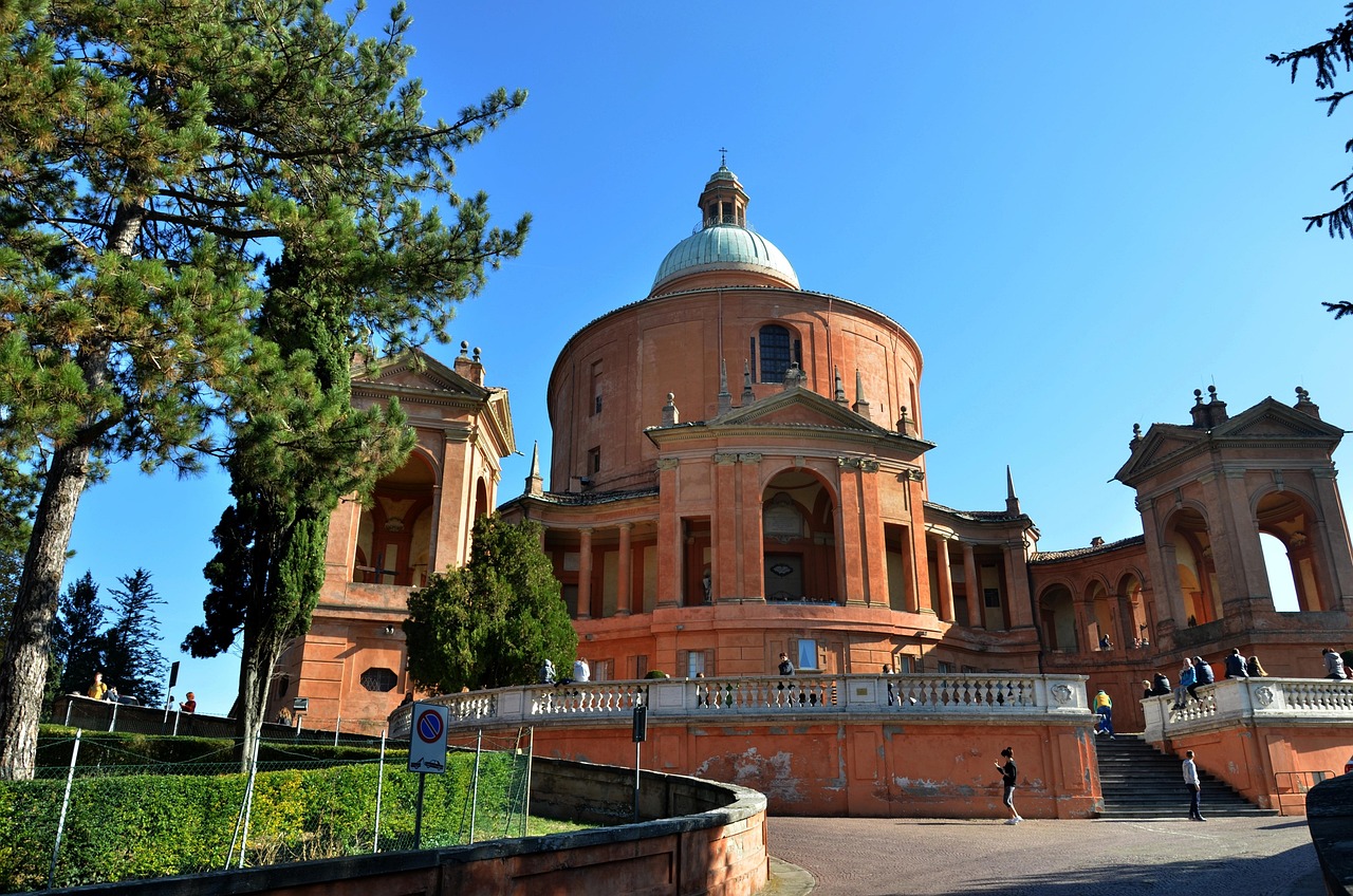 Piazza segreta di Bologna con turisti che esplorano locali caratteristici e atmosfera vivace.