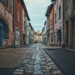 Vicoli nascosti di Parigi italiana, con architettura affascinante e atmosfera suggestiva.