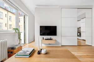 Cavi dell'elettricità nascosti con un trucco di design elegante in un ambiente domestico.