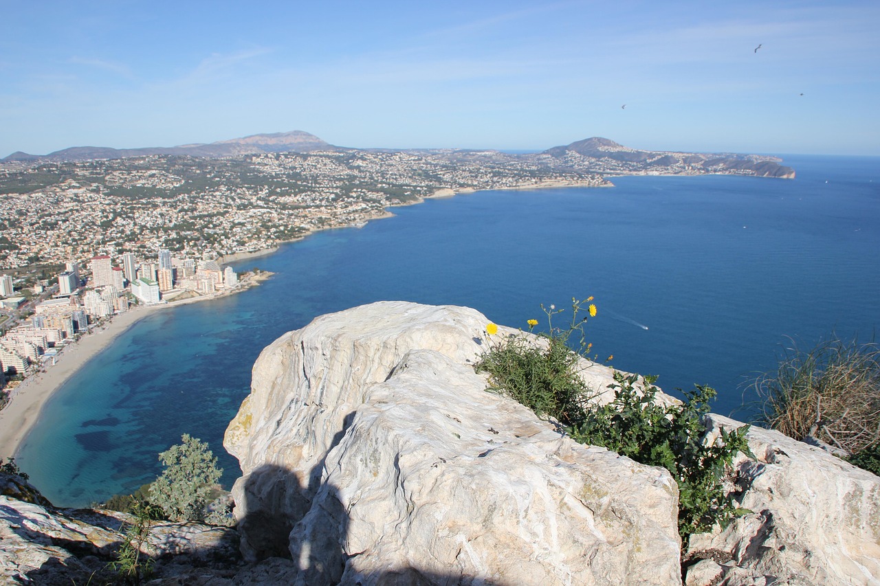 Panorama della Riviera francese con mare blu e spiagge assolate, simbolo di bellezza e lusso.