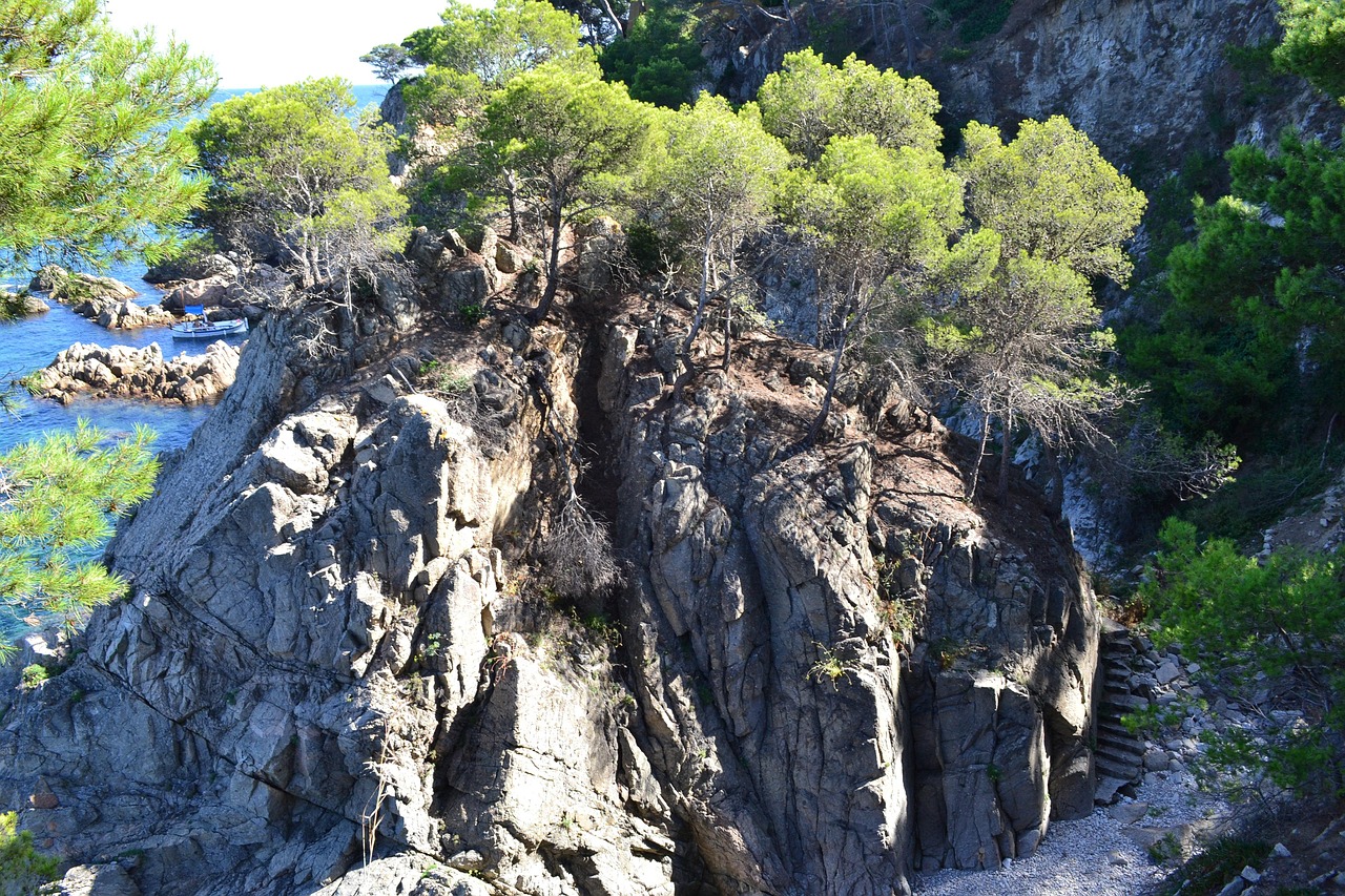 Panorama mozzafiato sulla gola di St. Anna in Liguria, con vista sul mare cristallino.