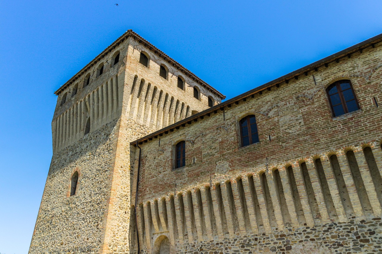 Castello medievale di Fenis immerso nella natura, simbolo della Valle d'Aosta.