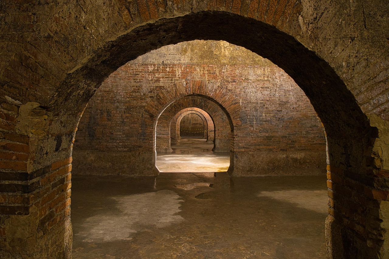 Vista della città sotterranea di Napoli, con antiche strutture e cunicoli suggestivi.