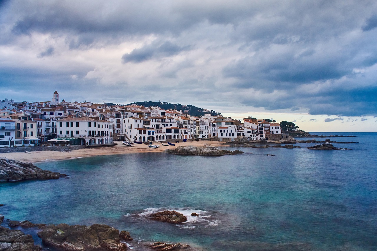 Panorama di una splendida località balneare spagnola con mare cristallino e spiagge dorate.