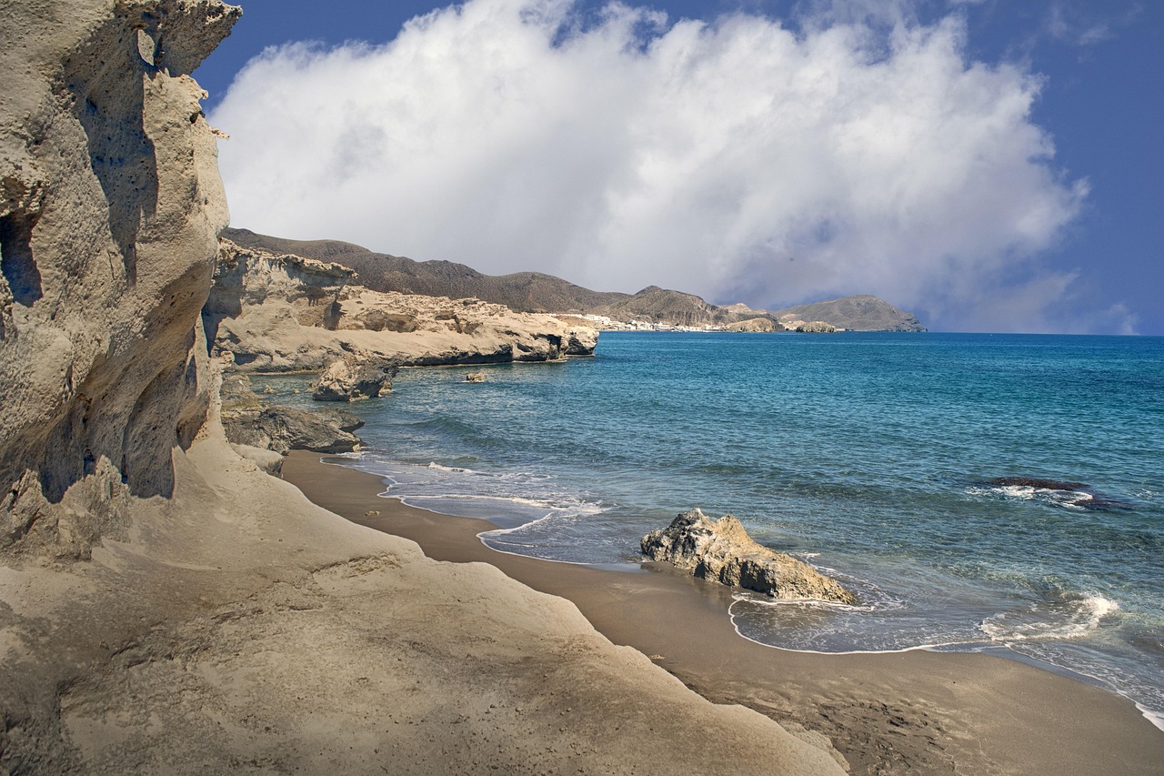 Spiaggia dei Conigli, un paradiso naturale con sabbia bianca e acque cristalline.