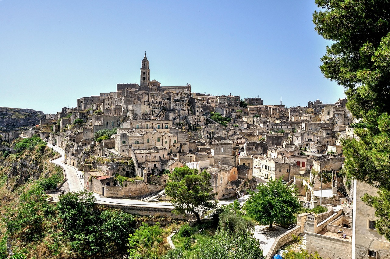 Vista panoramica dei Sassi di Matera, con case in pietra e paesaggio mozzafiato.