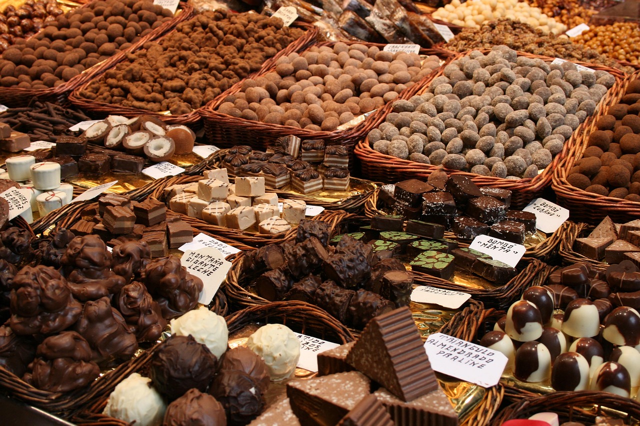 Festa del cioccolato a Perugia: visitatori gustano dolci al cioccolato tra stand colorati e atmosfere festive.