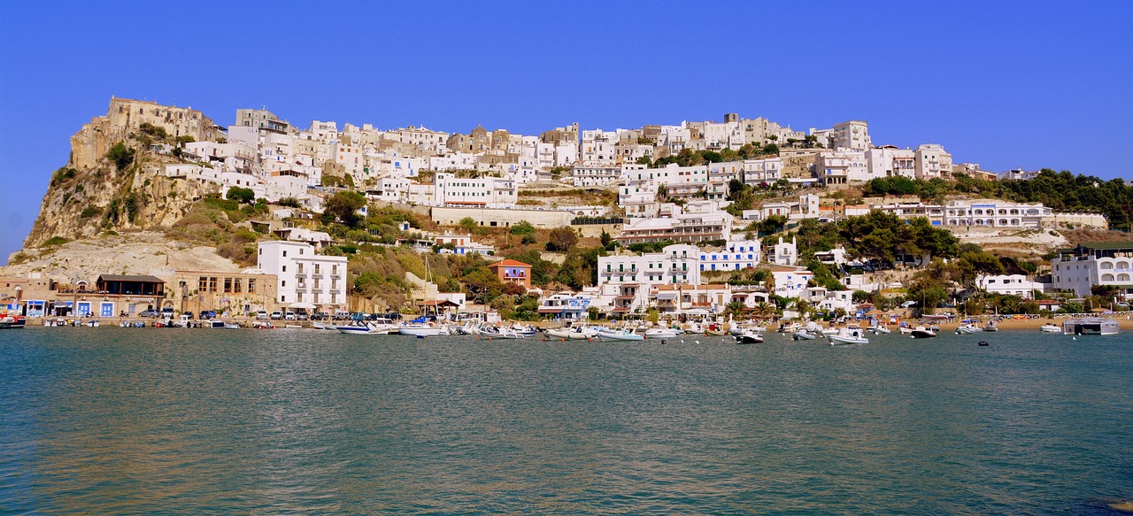 Vista panoramica di Procida, con case colorate e il mare cristallino sullo sfondo.