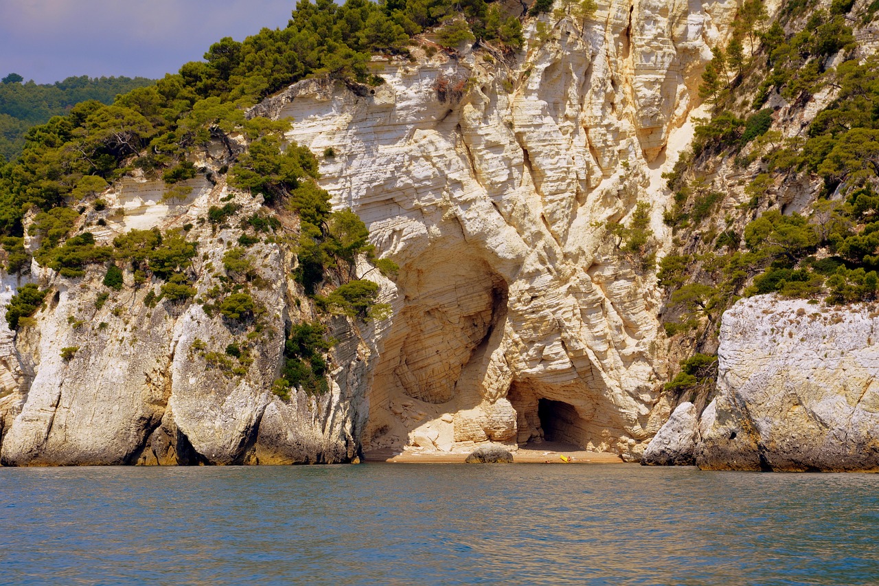 Vista panoramica della suggestiva località del Gargano, ricca di paesaggi mozzafiato e bellezze naturali.