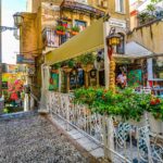 Vicolo affascinante di una città italiana con caffè storici e atmosfera romantica.