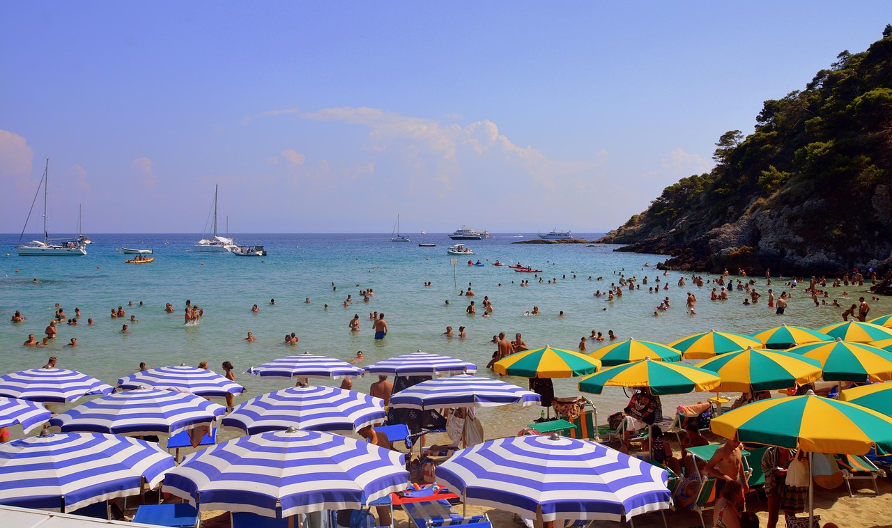 Panorama dell'isola italiana nascosta, con spiagge sabbiose e acque cristalline.