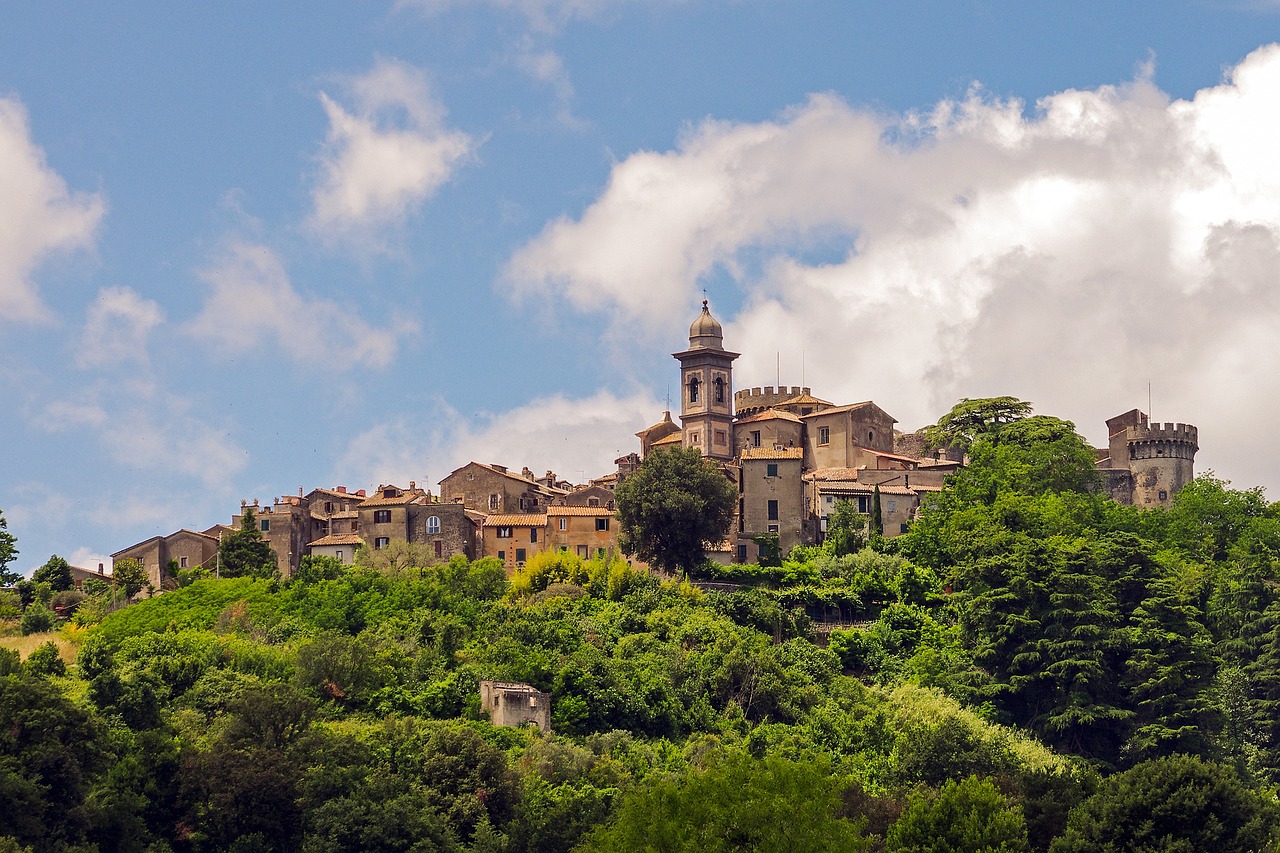 Vista panoramica del piccolo paese della Liguria interna, con case colorate e colline verdi.