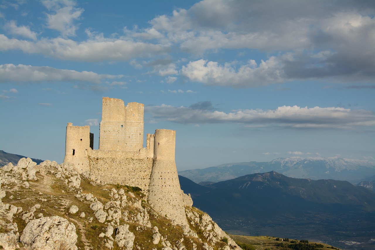 Panorama del castello medievale in Umbria, con torri e mura storiche, meta di turisti affascinati.