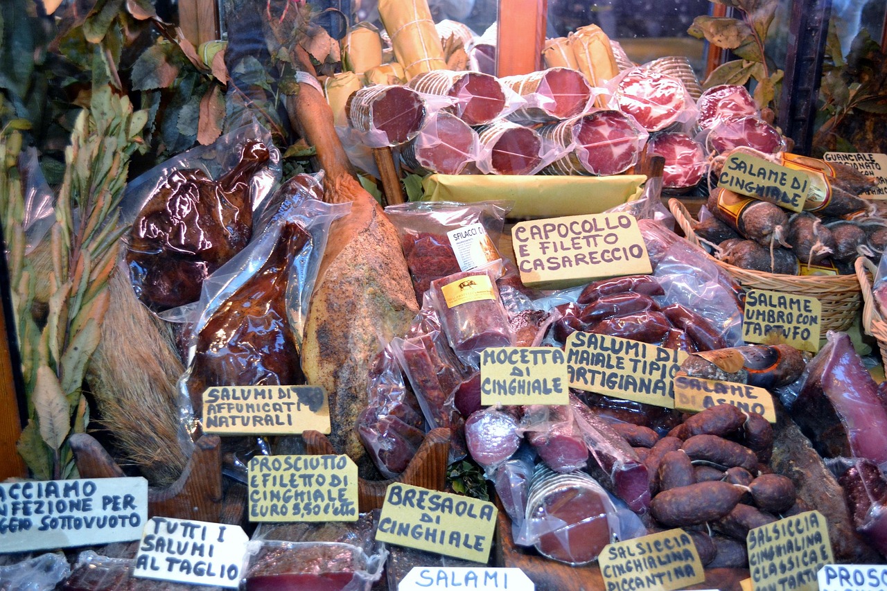 Piatti tipici di Bologna esposti in un mercato locale, con colori vivaci e ingredienti freschi.