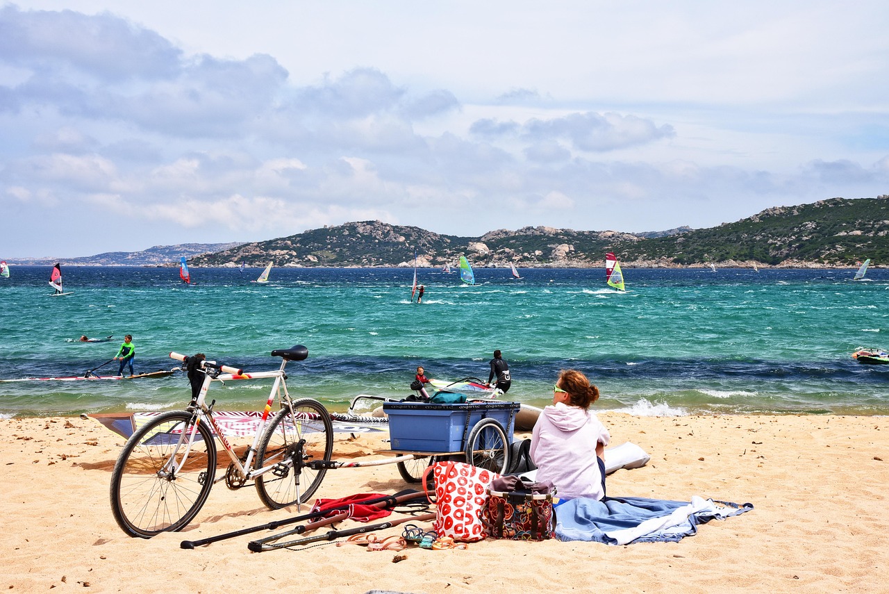 Spiaggia segreta in Sardegna, deserta e circondata da natura incontaminata.