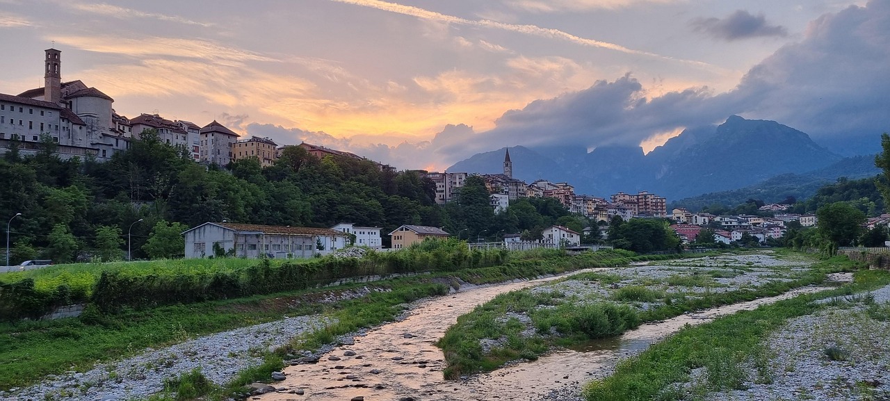 Vista panoramica della località termale in Trentino, con acque curative immerse nella natura.