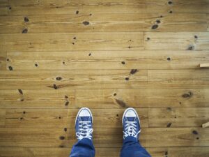Detergente blu danneggia il parquet: esempio di legno rovinato dopo un mese di utilizzo.