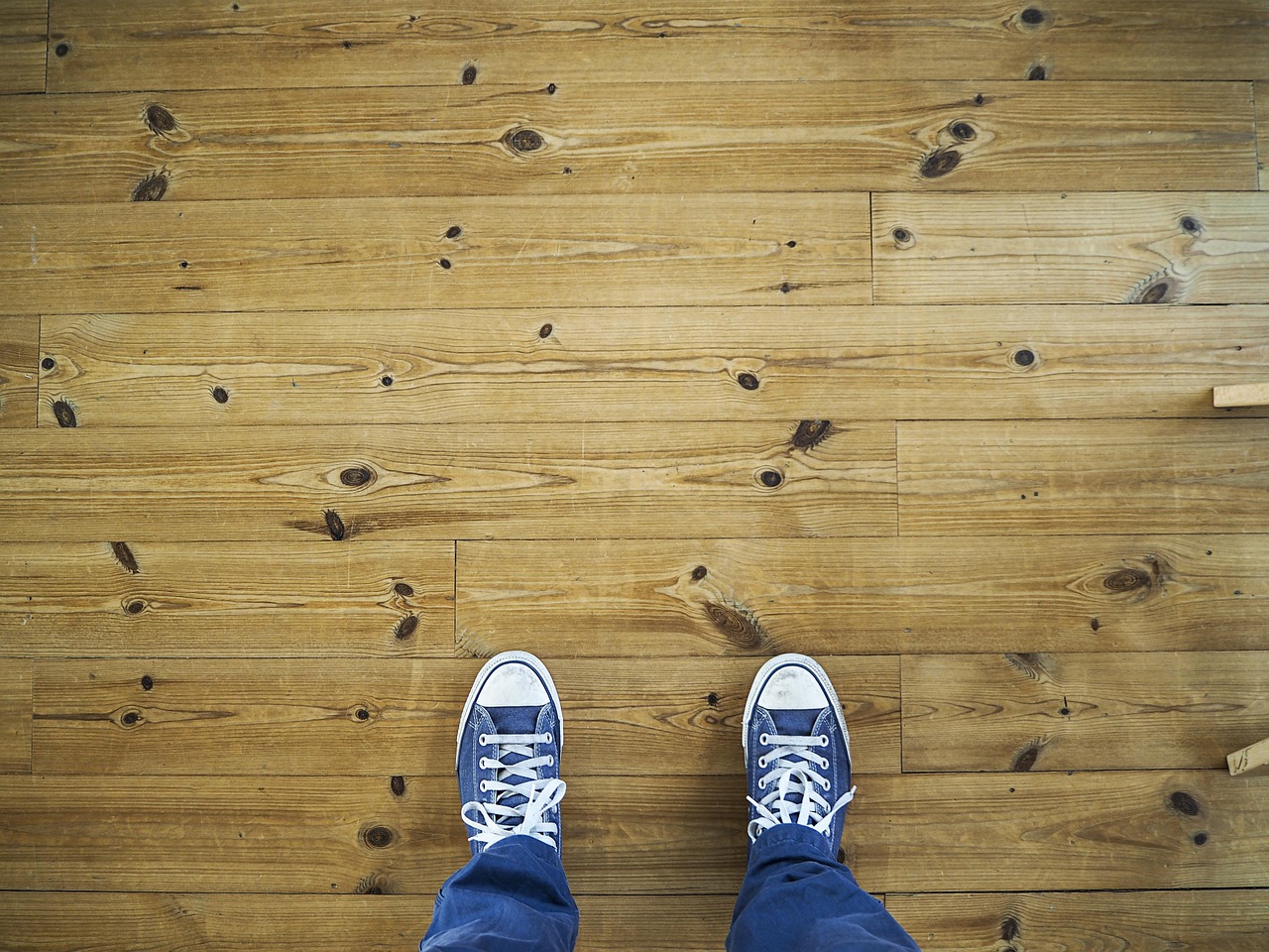 Detergente blu danneggia il parquet: esempio di legno rovinato dopo un mese di utilizzo.
