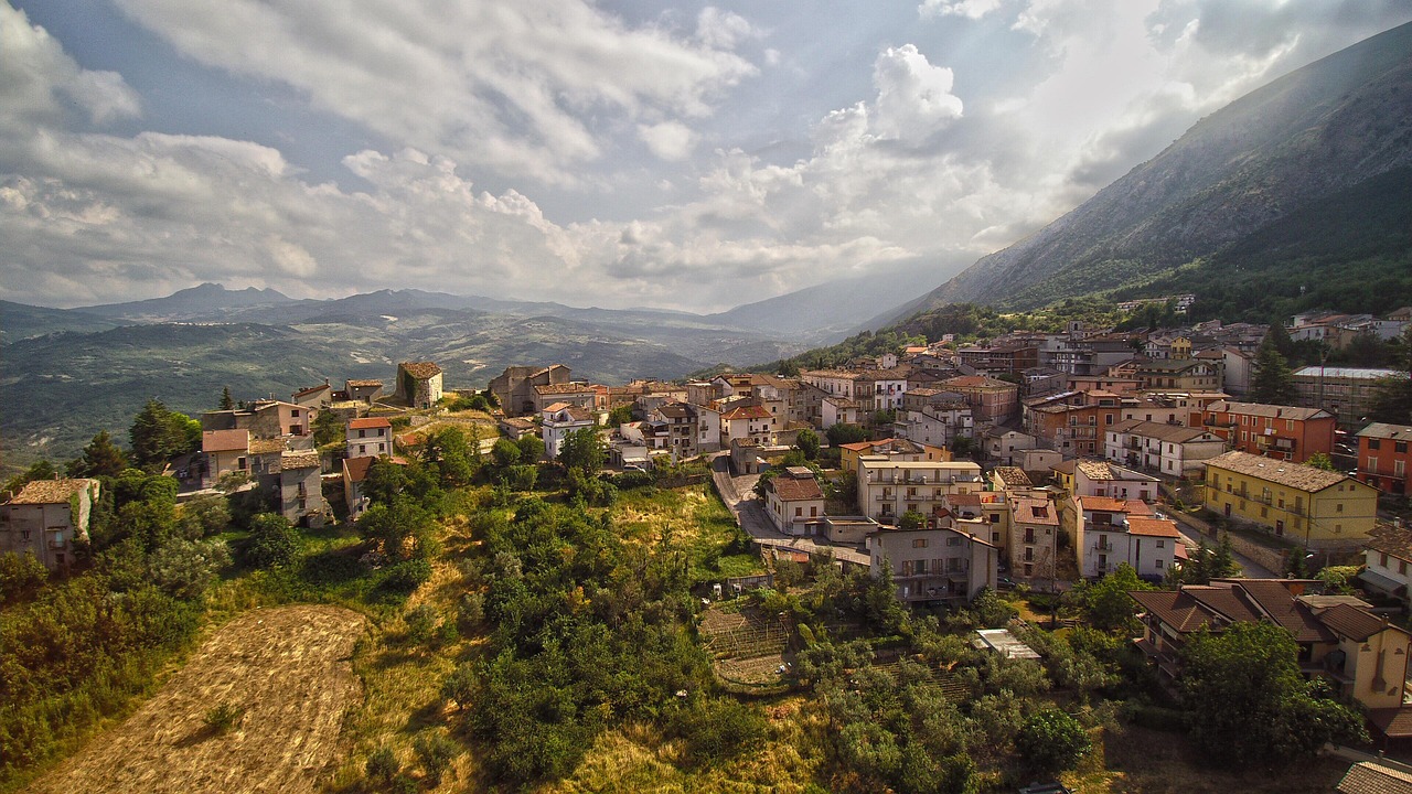 Panorama del piccolo paese nel Lazio, con colline verdi e cielo sereno.