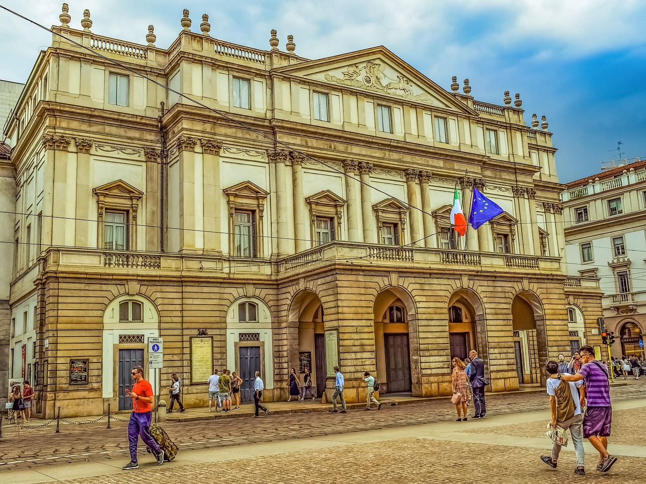 Vista panoramica di un affascinante angolo di una città italiana simile a Parigi, con architettura elegante.