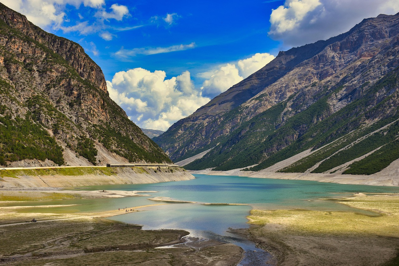 Lago meno conosciuto d'Italia, acque turchesi circondate da montagne, simile a un fiordo nordico.