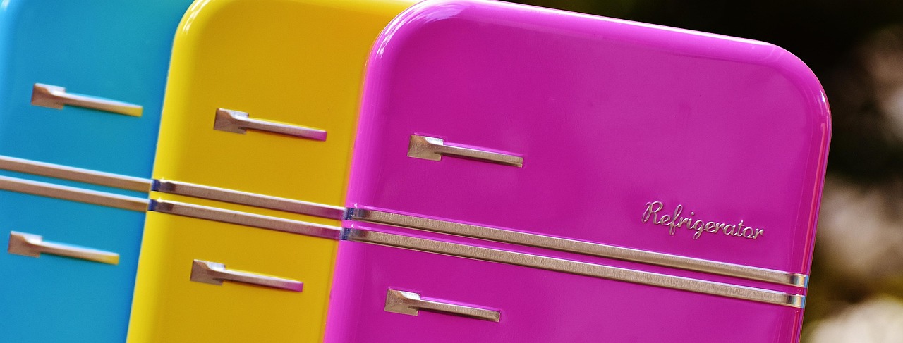 Strisce gialle su elettrodomestici, pulizia con aceto e bicarbonato di sodio.