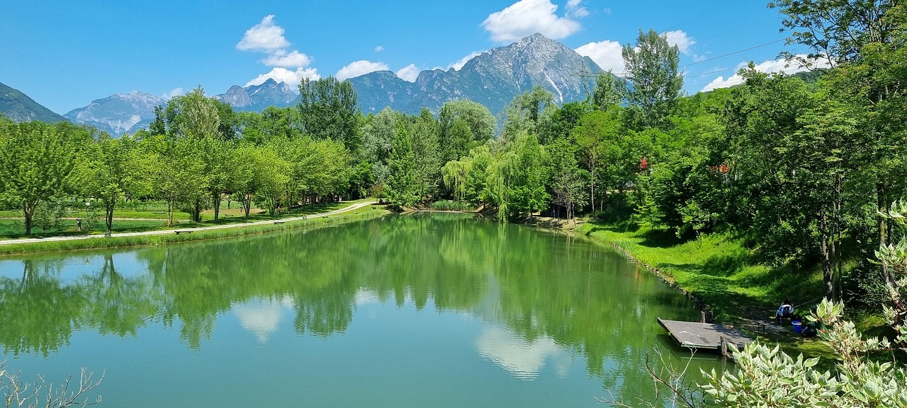 Lago del Trentino con acque turchesi e montagne sullo sfondo, panorama incantevole e naturale.