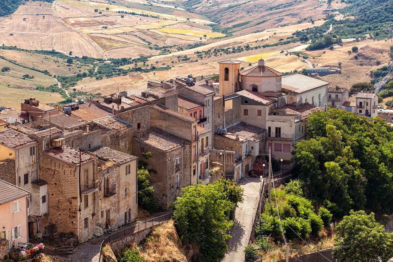Panorama del paese più piccolo della Sicilia, con case colorate e paesaggi suggestivi.