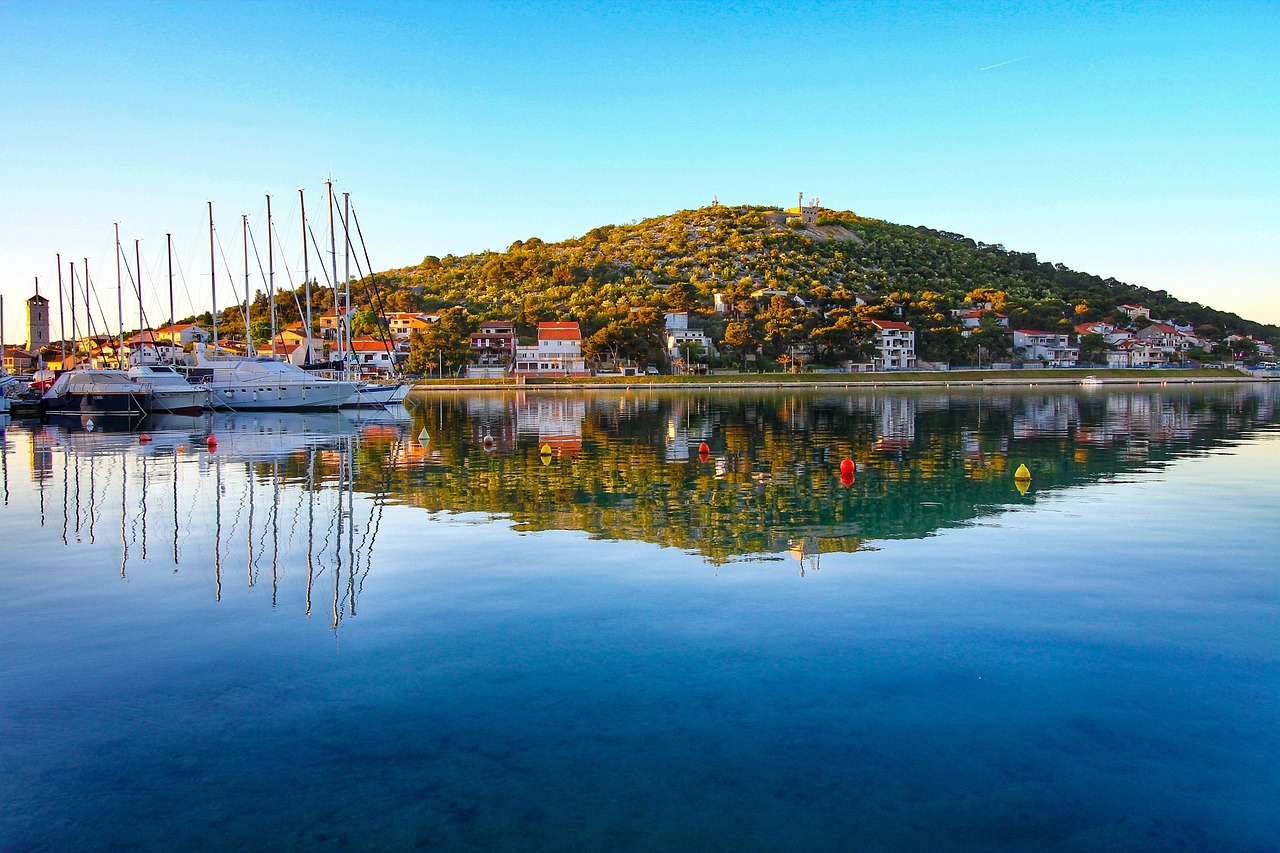 Panorama di una località croata tranquilla, circondata da natura e acque cristalline.