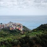 Borgo ligure tranquillo immerso nella natura, ideale per chi cerca pace e silenzio.
