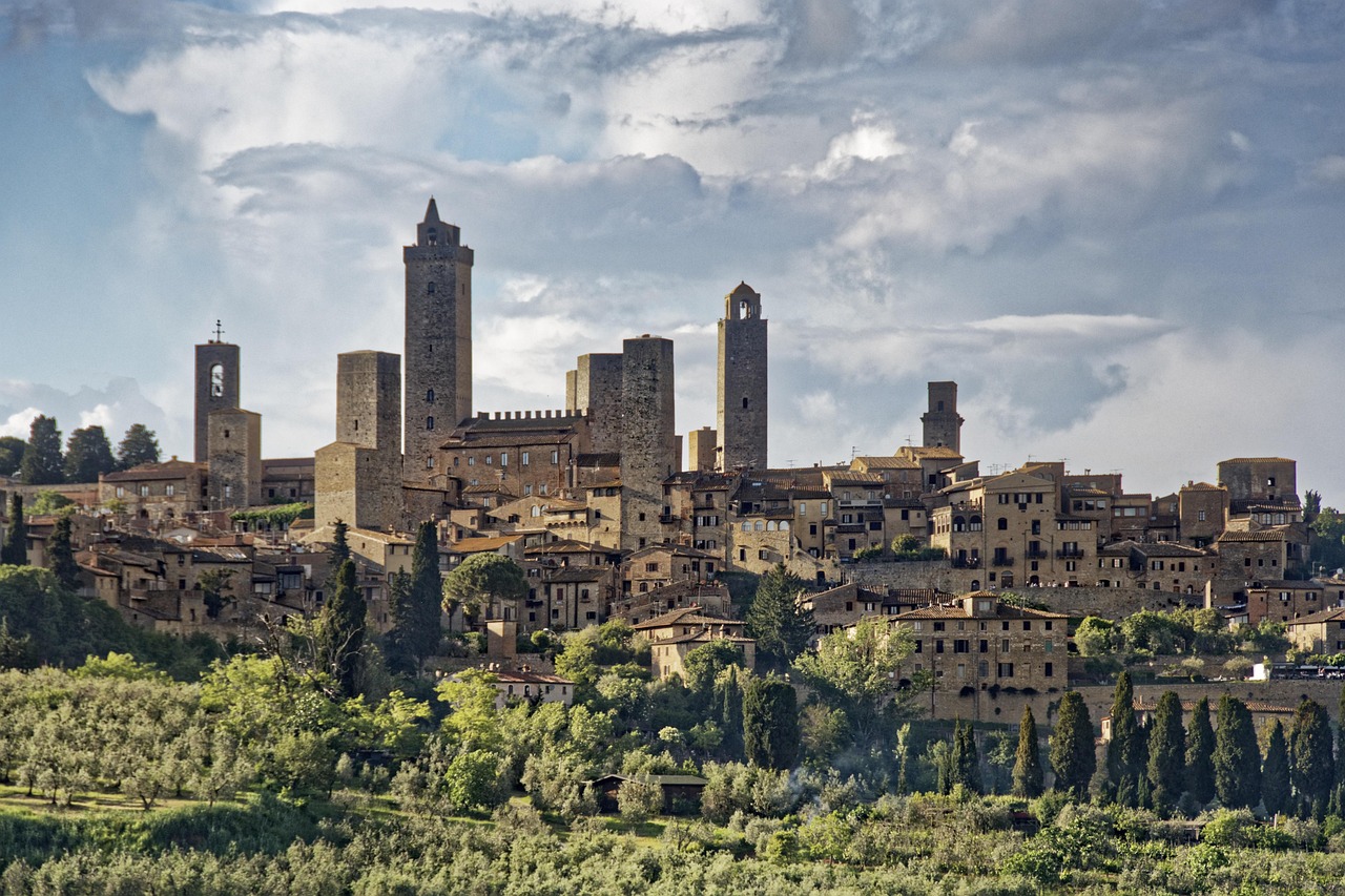 Vista panoramica delle torri medievali di San Gimignano in un tipico paesaggio toscano.