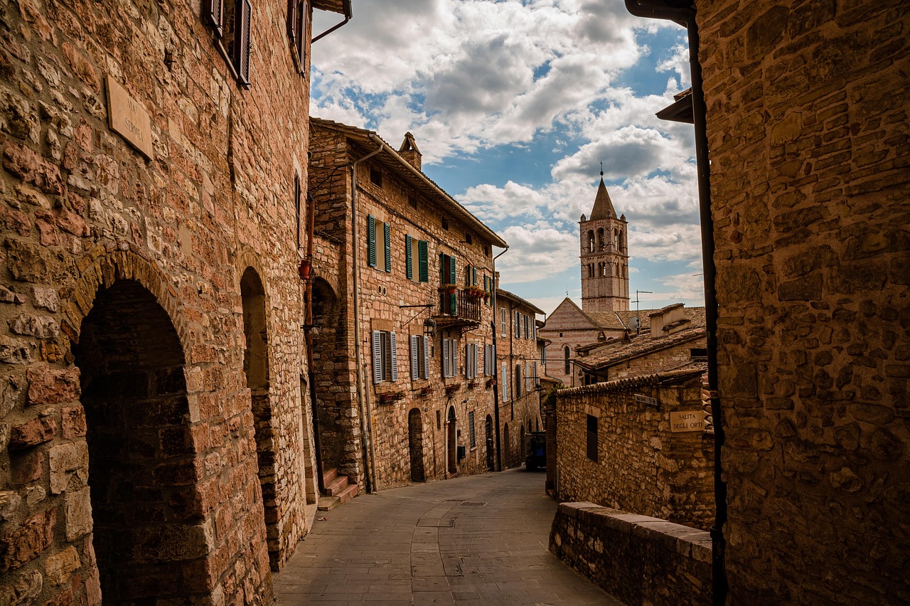 Borgo medievale con strade acciottolate e edifici storici, simile a un set cinematografico.