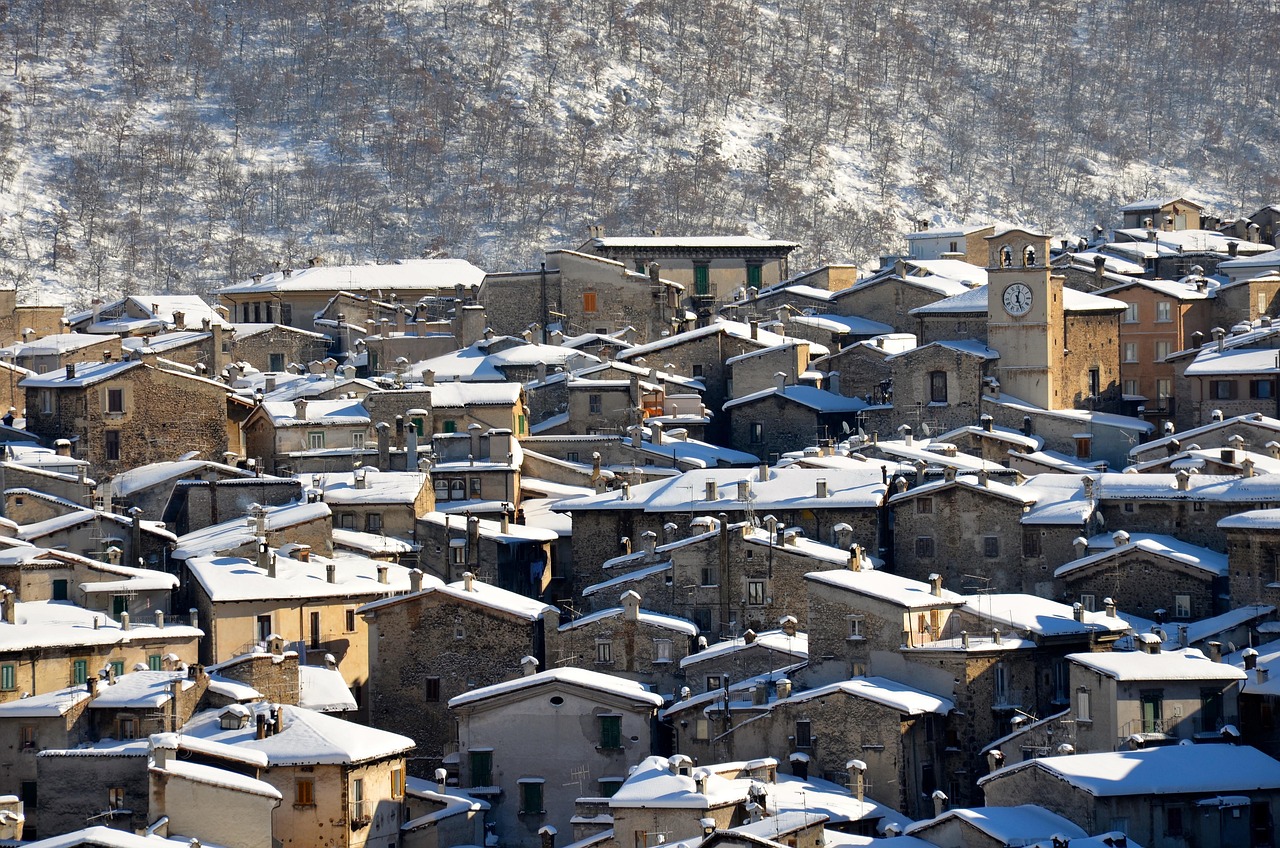 Vista panoramica del borgo valdostano, con montagne sullo sfondo e case in pietra.