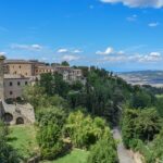 Vista panoramica dei giardini segreti e vigneti della cittadina toscana, simbolo di bellezza e tradizione.