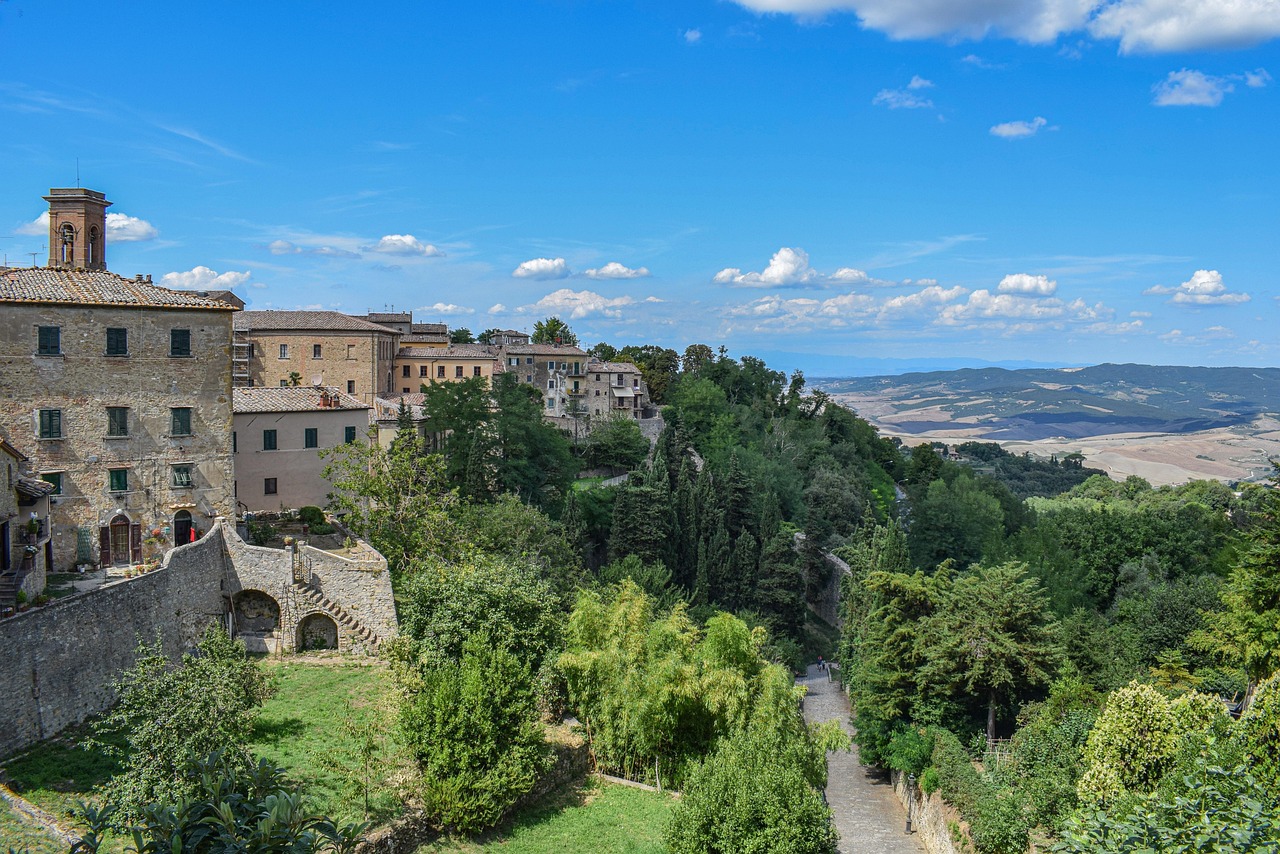 Vista panoramica dei giardini segreti e vigneti della cittadina toscana, simbolo di bellezza e tradizione.