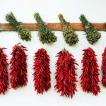 Borgo calabrese con peperoncini rossi appesi e festoni colorati per le celebrazioni popolari.