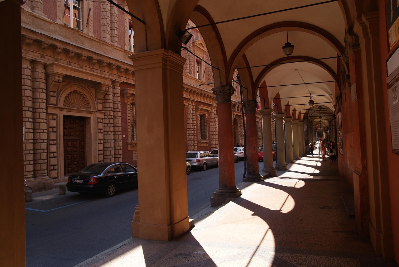 Portici antichi di Bologna, perfetti per una passeggiata romantica e una pausa nei caffè storici.