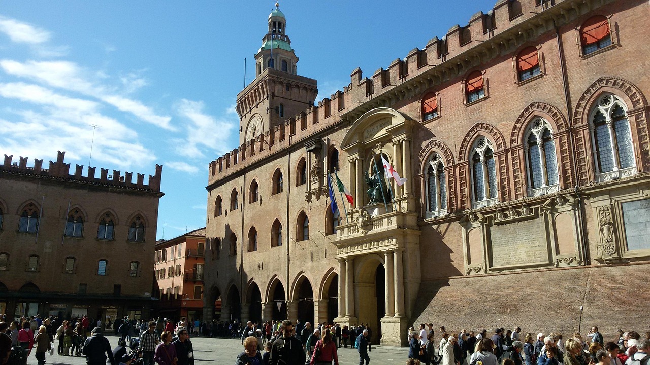 Piazza Ducale di Vigevano, con i suoi storici palazzi e il castello sullo sfondo, un luogo affascinante da visitare.