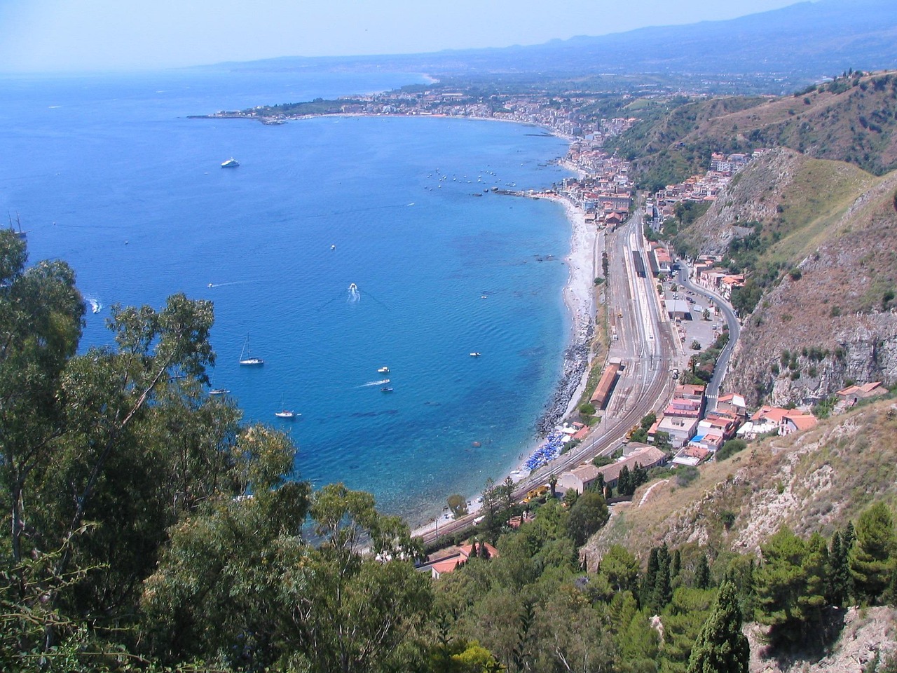 Panorama costiero della Calabria, evidenziando spiagge e località economiche ideali per una vacanza.