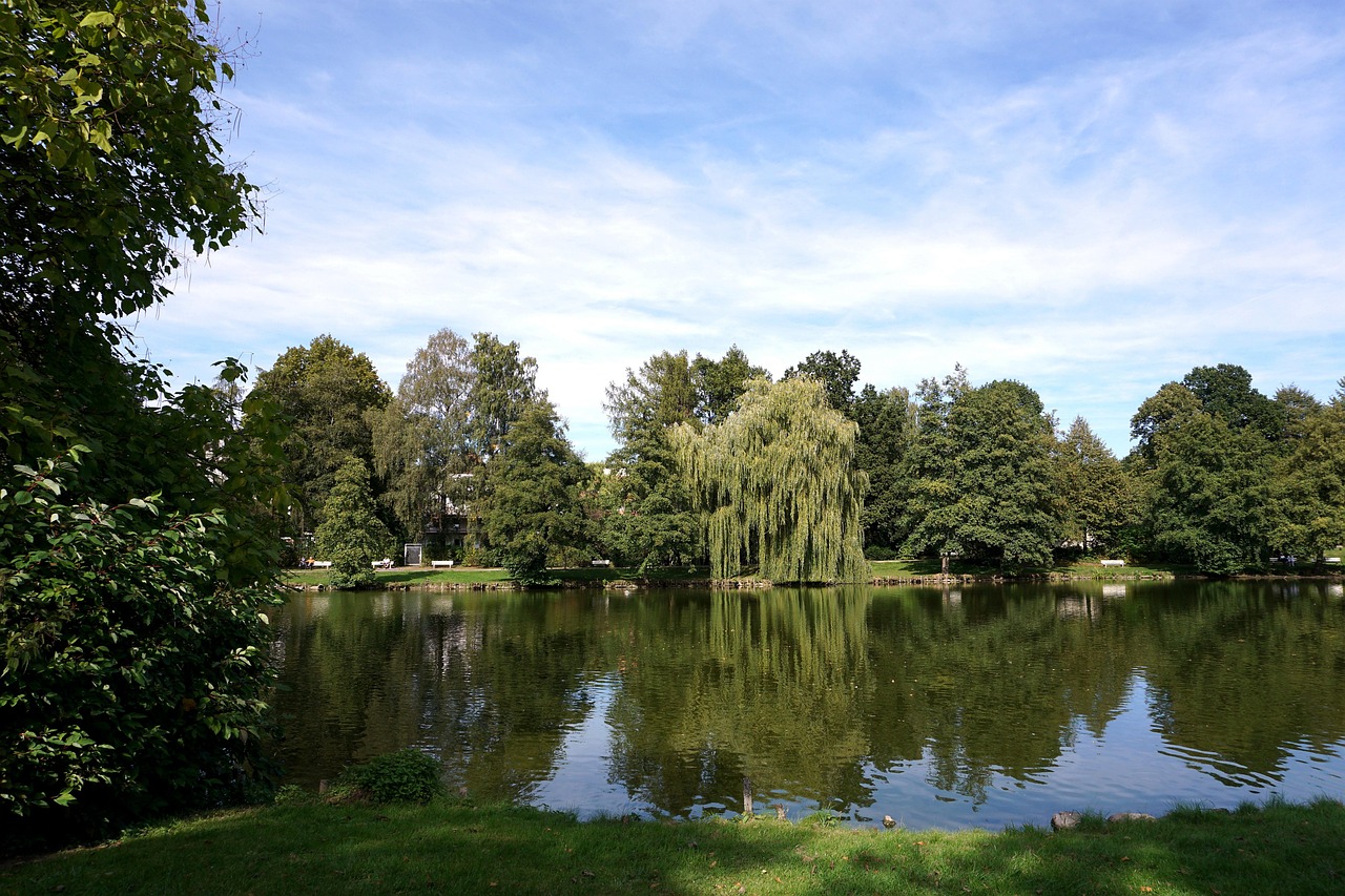 Panorama del lago lombardo con escursionisti che ammirano il paesaggio mozzafiato.