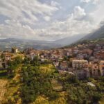 Panorama del piccolo paese calabrese, con case colorate e paesaggi naturali incantevoli.